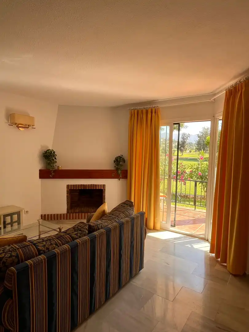 Piso de alquiler en Avenida de Francia, 2, Mijas Golf Sala de estar de Piso de alquiler en Mijas con Aire acondicionado, Calefacción y Jardín privado