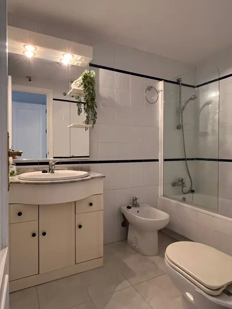 Piso de alquiler en Avenida de Francia, 2, Mijas Golf Baño de Piso de alquiler en Mijas con Aire acondicionado, Calefacción y Jardín privado