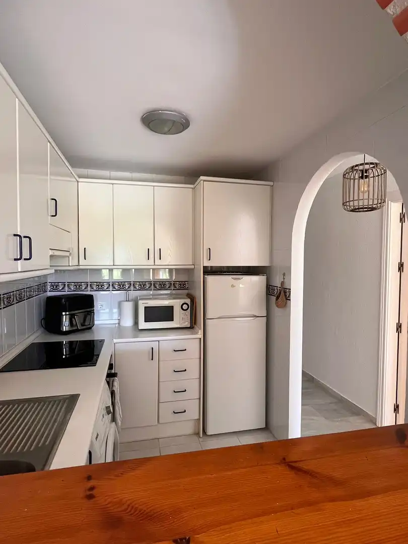 Piso de alquiler en Avenida de Francia, 2, Mijas Golf Cocina de Piso de alquiler en Mijas con Aire acondicionado, Calefacción y Jardín privado
