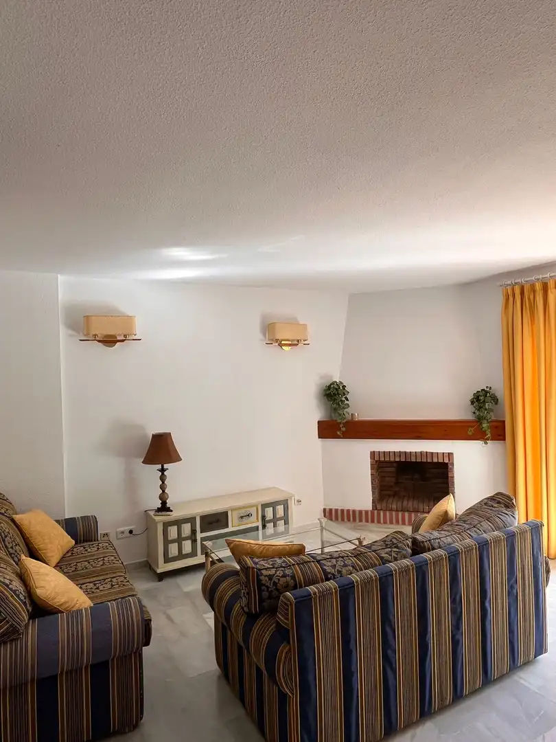 Piso de alquiler en Avenida de Francia, 2, Mijas Golf Sala de estar de Piso de alquiler en Mijas con Aire acondicionado, Calefacción y Jardín privado