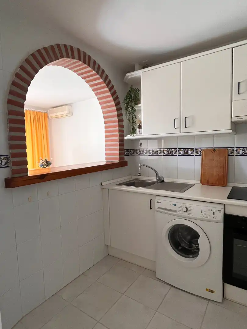 Piso de alquiler en Avenida de Francia, 2, Mijas Golf Cocina de Piso de alquiler en Mijas con Aire acondicionado, Calefacción y Jardín privado