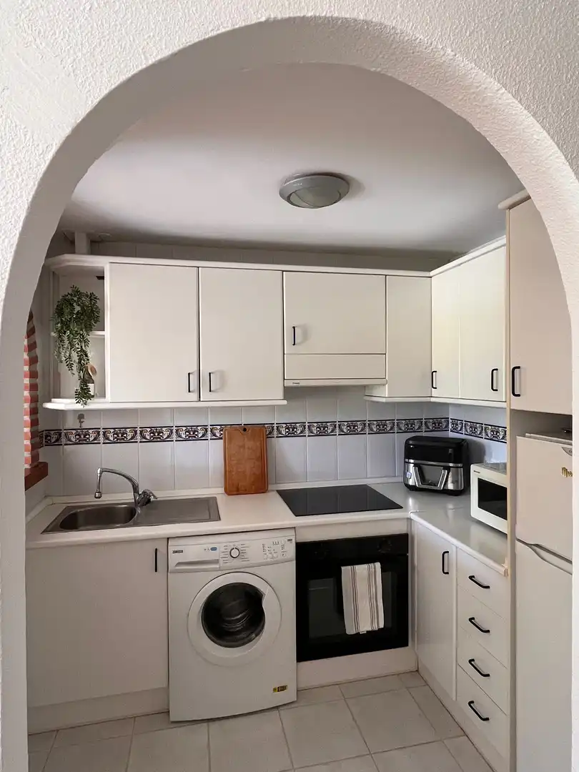 Piso de alquiler en Avenida de Francia, 2, Mijas Golf Cocina de Piso de alquiler en Mijas con Aire acondicionado, Calefacción y Jardín privado