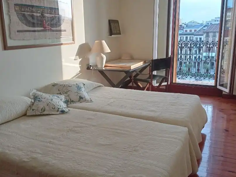 Wohnung zur Miete in Plaza del Castillo, 9, Casco Antiguo Schlafzimmer von Wohnung zur Miete in Pamplona / Iruña mit Heizung, Parkett und Möbliert