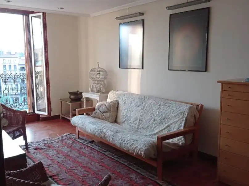 Wohnung zur Miete in Plaza del Castillo, 9, Casco Antiguo Wohnzimmer von Wohnung zur Miete in Pamplona / Iruña mit Heizung, Parkett und Möbliert