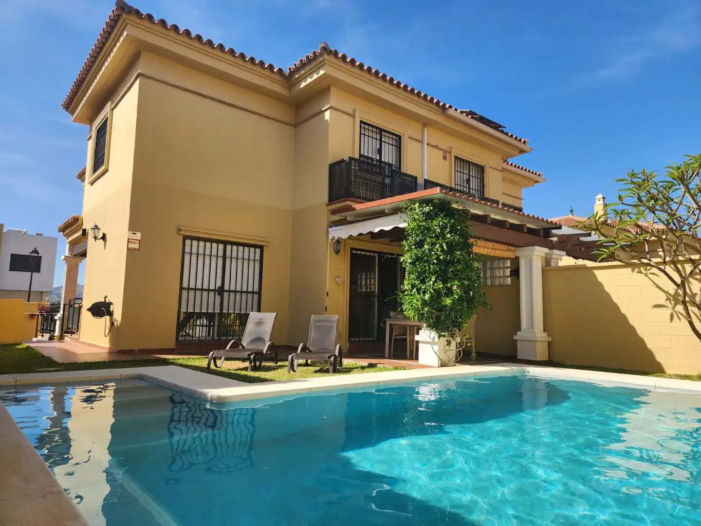 Casa o xalet en venda a Calle Miguel de los Reyes, 4, Pinos de Alhaurín Vista exterior de Casa o xalet en venda en Alhaurín de la Torre amb Aire condicionat, Calefacció i Jardí privat