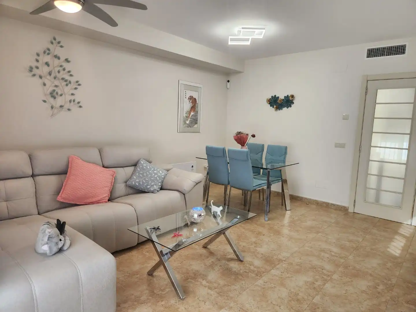 Casa o xalet en venda a Calle Miguel de los Reyes, 4, Pinos de Alhaurín Sala d'estar de Casa o xalet en venda en Alhaurín de la Torre amb Aire condicionat, Calefacció i Jardí privat