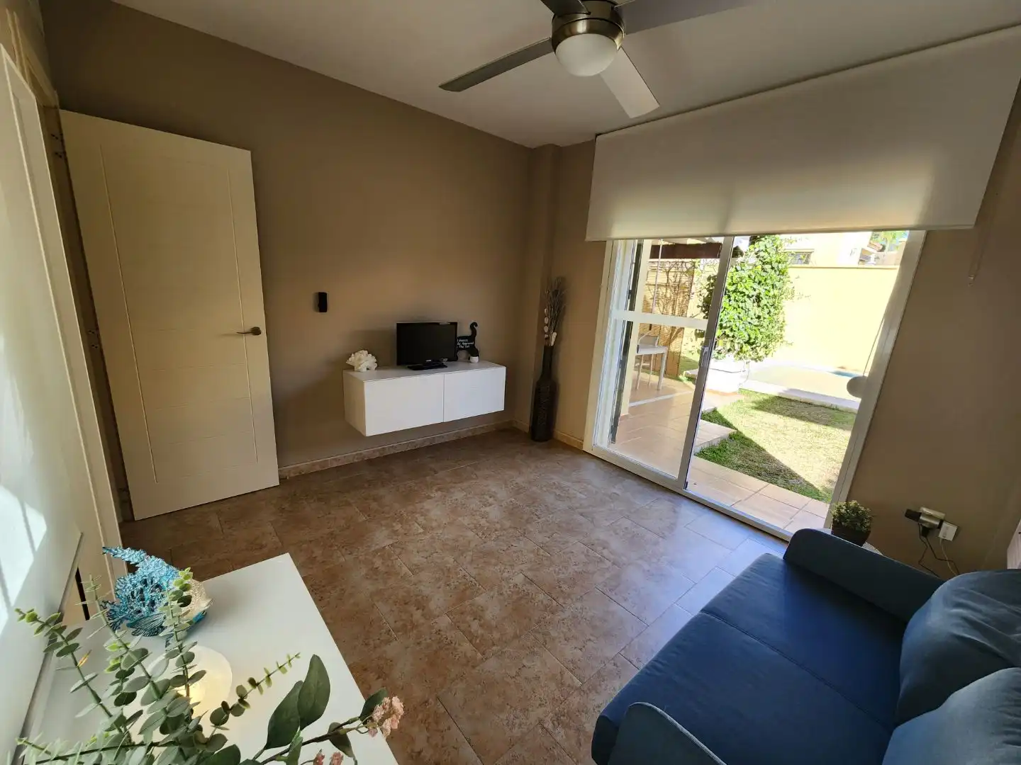 Casa o xalet en venda a Calle Miguel de los Reyes, 4, Pinos de Alhaurín Sala d'estar de Casa o xalet en venda en Alhaurín de la Torre amb Aire condicionat, Calefacció i Jardí privat
