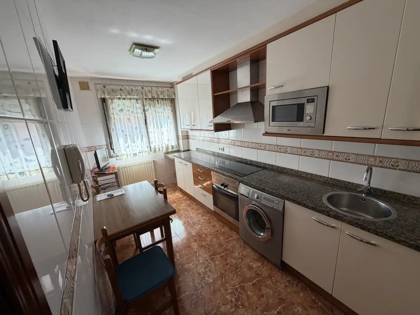 Piso de alquiler en Calle Víctor García de la Concha, 5, Villaviciosa - Amandi Cocina de Piso de alquiler en Villaviciosa con Calefacción, Parquet y Amueblado