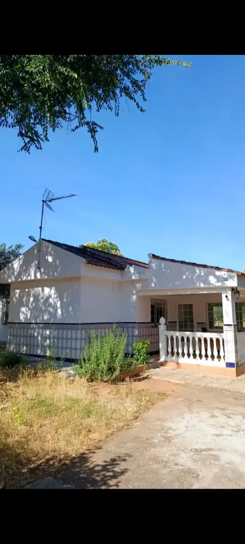 Casa o xalet en venda a 3ª Avenida, Dehesilla de Calamón - Campomanes Vista exterior de Casa o xalet en venda en Badajoz amb Aire condicionat, Jardí privat i Terrassa