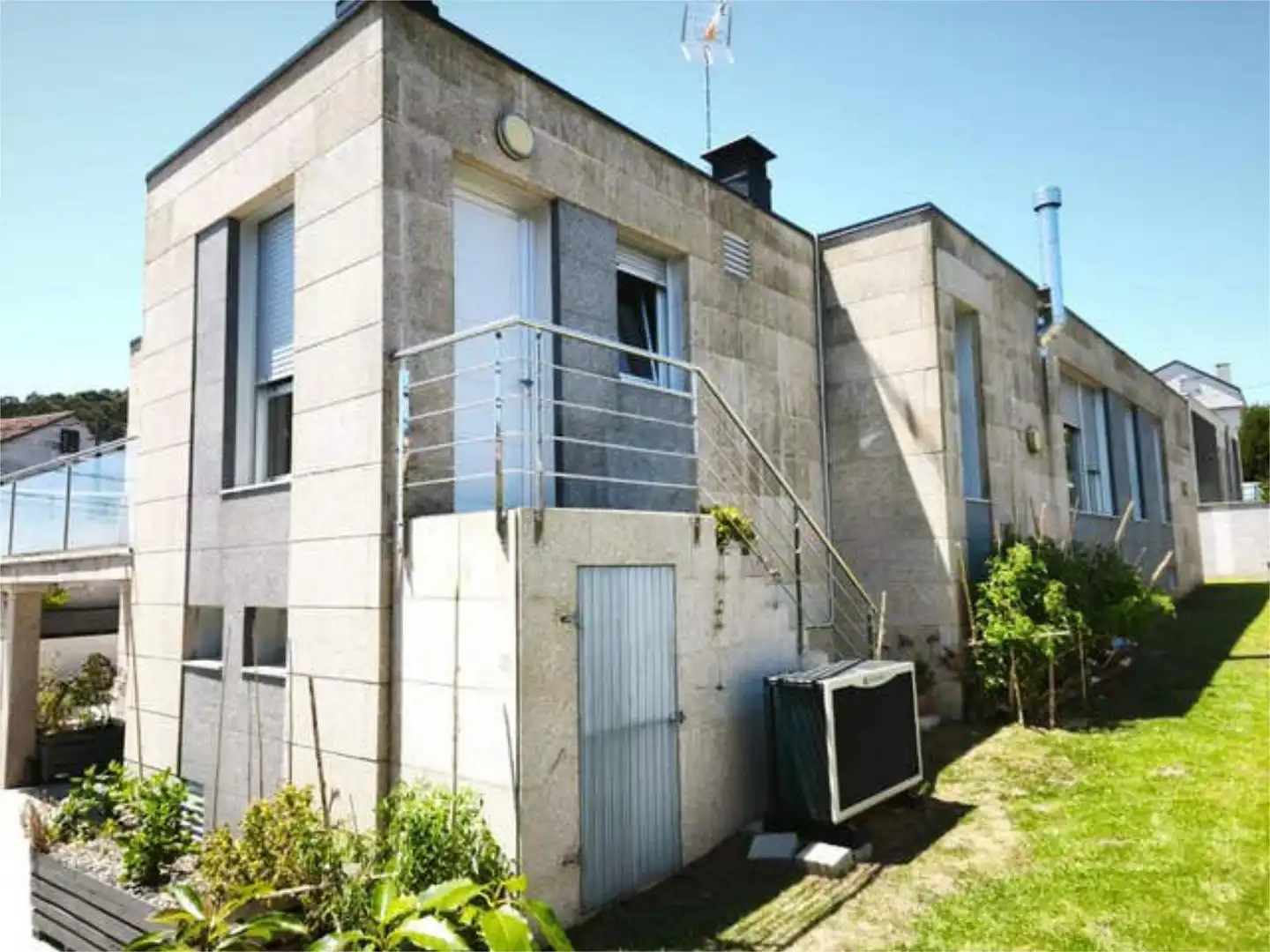 Casa o chalet en venta en Darbo Vista exterior de Casa o chalet en venta en Cangas con Calefacción, Jardín privado y Terraza