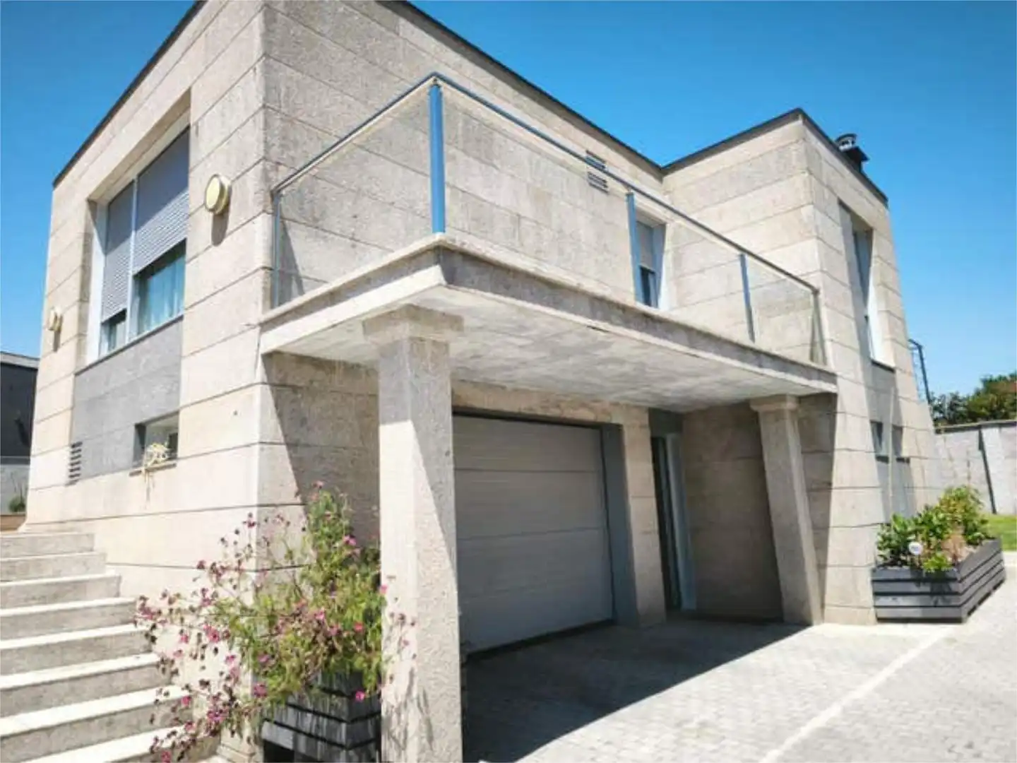 Casa o chalet en venta en Darbo Vista exterior de Casa o chalet en venta en Cangas con Calefacción, Jardín privado y Terraza