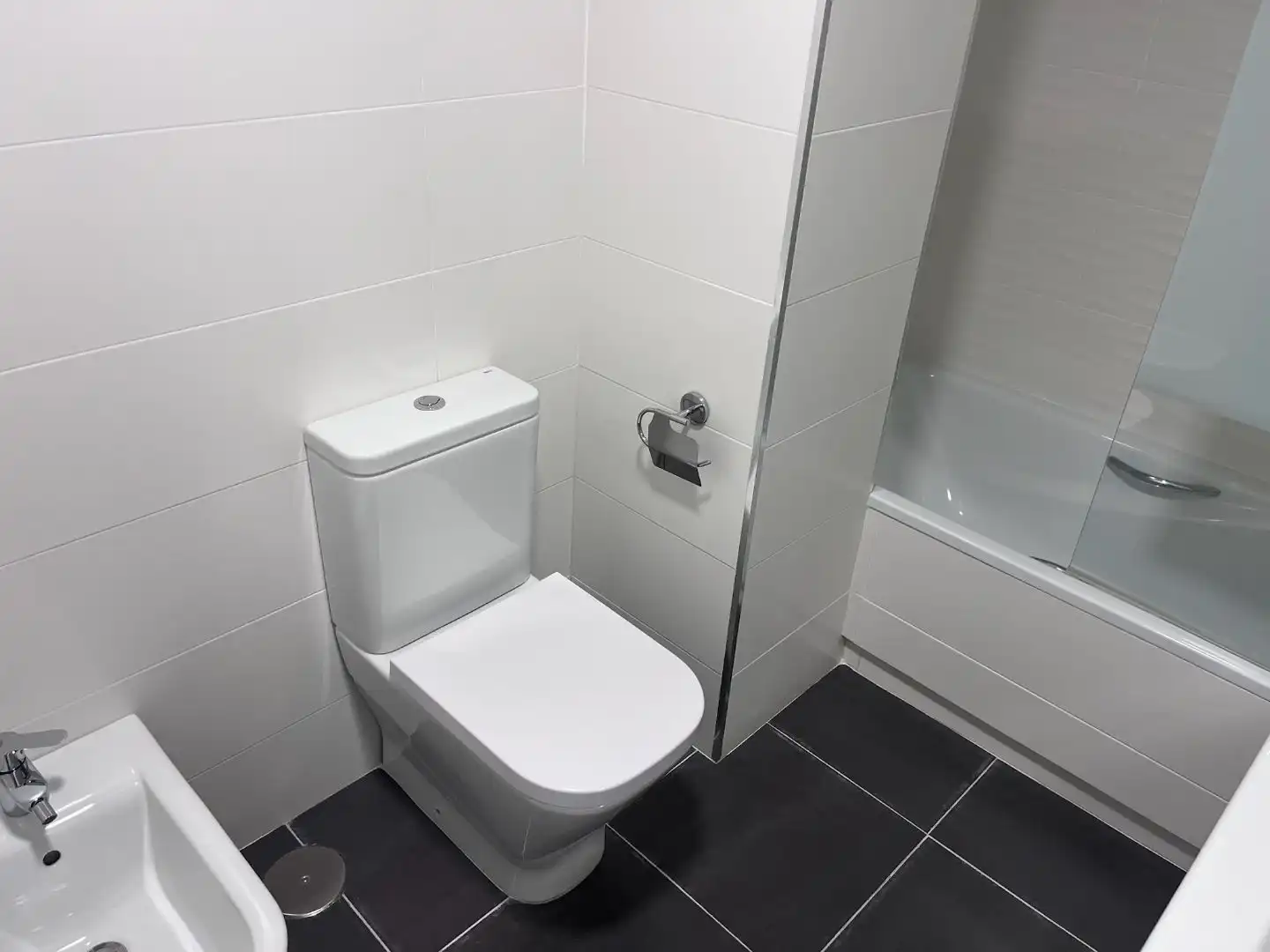Flat for sale in Avenida de Picasso, 17, La Cala del Moral Bathroom of Flat for sale in Rincón de la Victoria with Air Conditioner, Terrace and Storage room