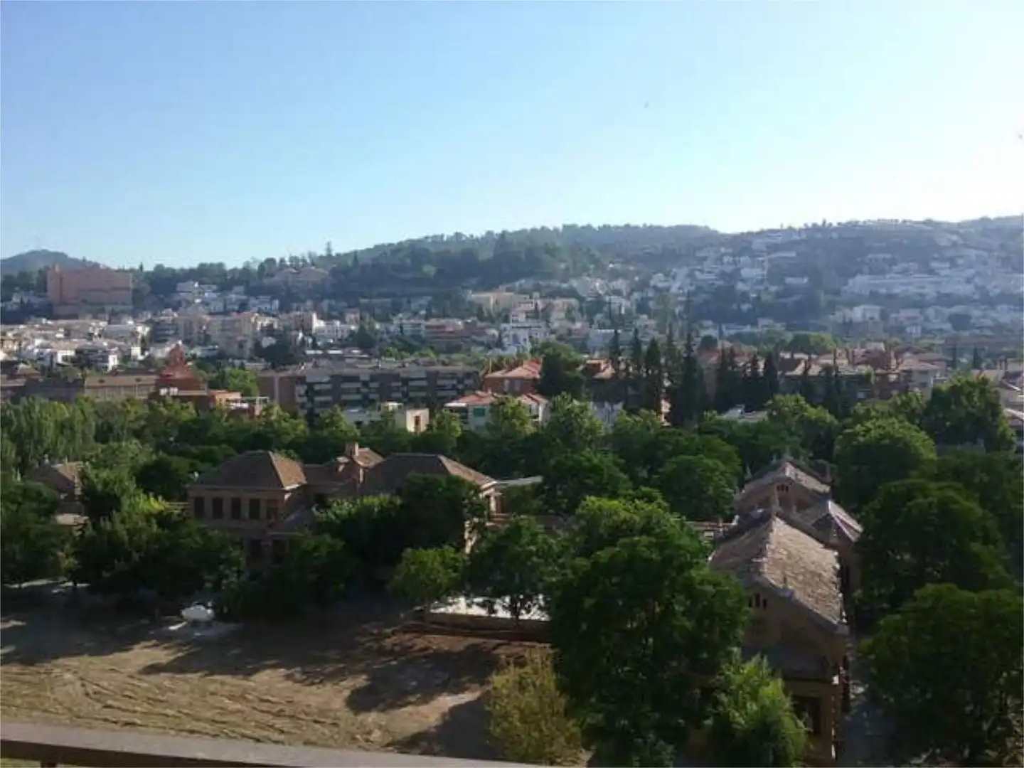 Wohnung zur Miete in Cervantes Außenansicht von Wohnung zur Miete in Granada mit Heizung, Privatgarten und Terrasse