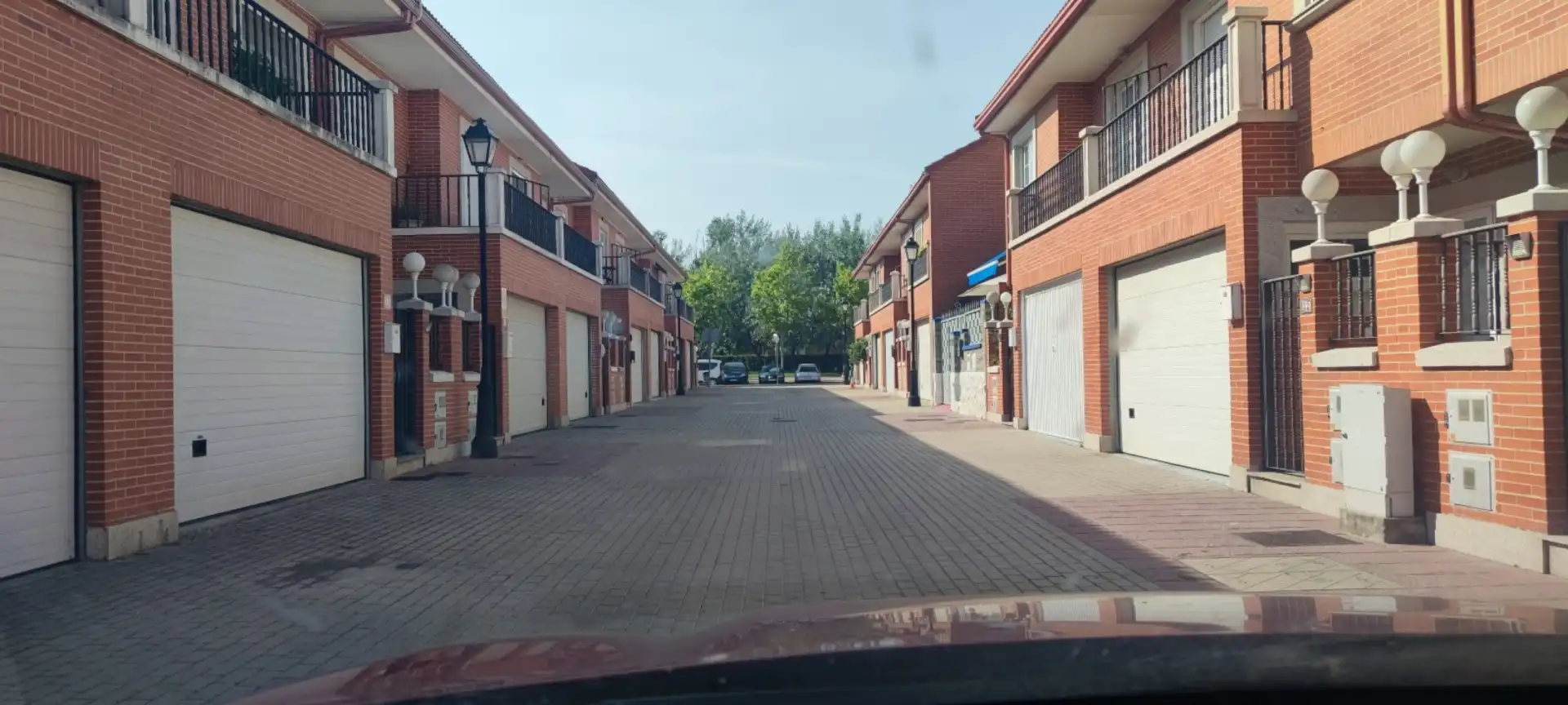 Einfamilien-Reihenhaus zum Verkauf in Calle Riaza, 21, Laguna de Duero Parkplatz von Einfamilien-Reihenhaus zum Verkauf in Laguna de Duero mit Balkon