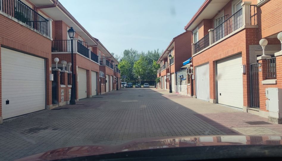 Casa adosada en venta en Calle Riaza, 21, Laguna de Duero, Valladolid - imagen 1 Foto 1 de Casa adosada en venta en Calle Riaza, 21, Laguna de Duero, Valladolid