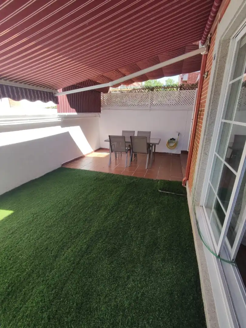 Einfamilien-Reihenhaus zum Verkauf in Calle Riaza, 21, Laguna de Duero Terrasse von Einfamilien-Reihenhaus zum Verkauf in Laguna de Duero mit Balkon