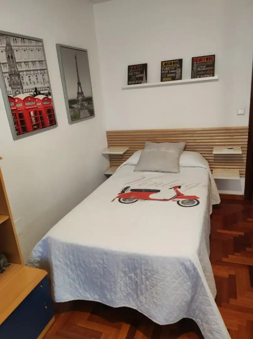 Einfamilien-Reihenhaus zum Verkauf in Calle Riaza, 21, Laguna de Duero Schlafzimmer von Einfamilien-Reihenhaus zum Verkauf in Laguna de Duero mit Balkon