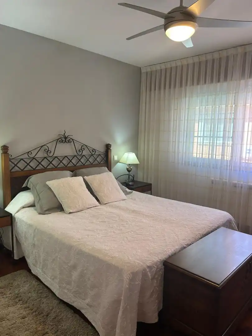 Einfamilien-Reihenhaus zum Verkauf in Calle Riaza, 21, Laguna de Duero Schlafzimmer von Einfamilien-Reihenhaus zum Verkauf in Laguna de Duero mit Balkon