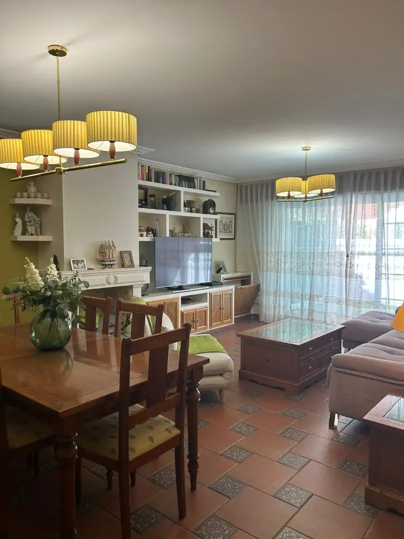 Einfamilien-Reihenhaus zum Verkauf in Calle Riaza, 21, Laguna de Duero Wohnzimmer von Einfamilien-Reihenhaus zum Verkauf in Laguna de Duero mit Balkon