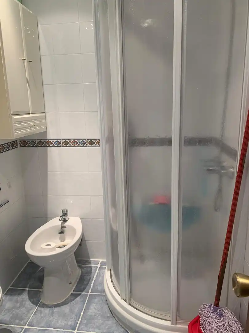 Piso en venta en Calle Vázquez de Mella, 58, Vallobín Baño de Piso en venta en Oviedo