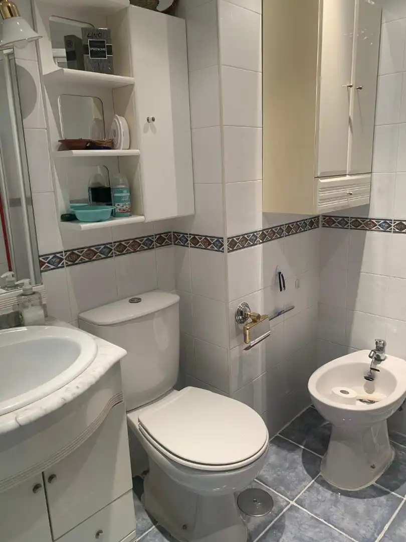 Piso en venta en Calle Vázquez de Mella, 58, Vallobín Baño de Piso en venta en Oviedo