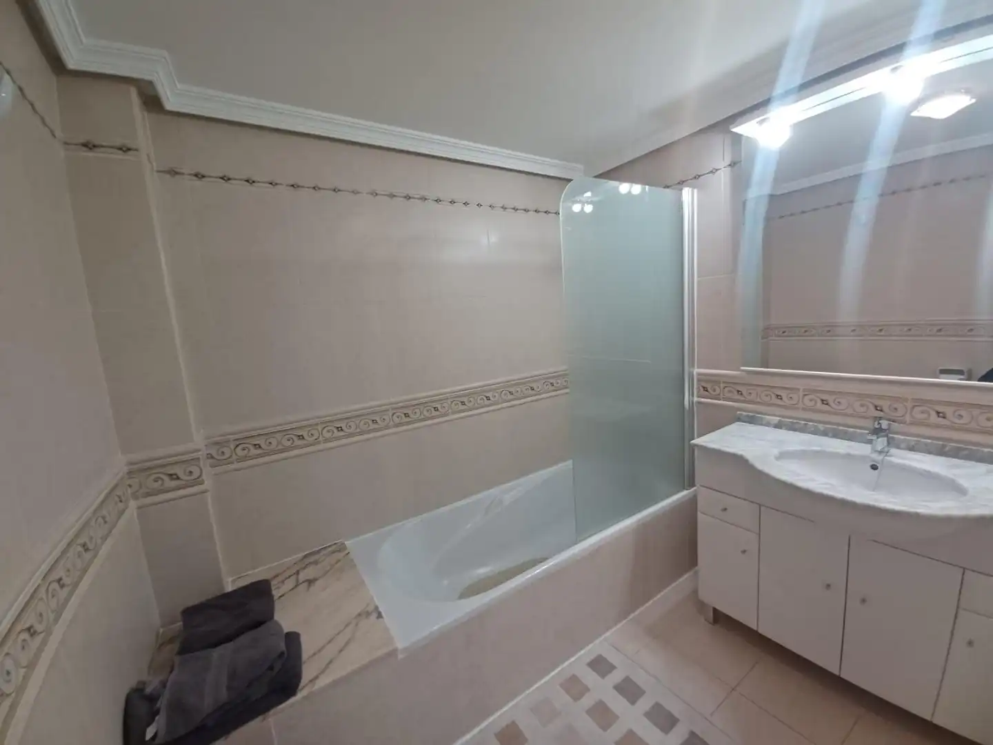 Wohnung zur Miete in Carretera de Les Marines a Dénia, 3, El Palmar - Los Molinos Badezimmer von Wohnung zur Miete in Dénia mit Klimaanlage, Terrasse und Schwimmbad