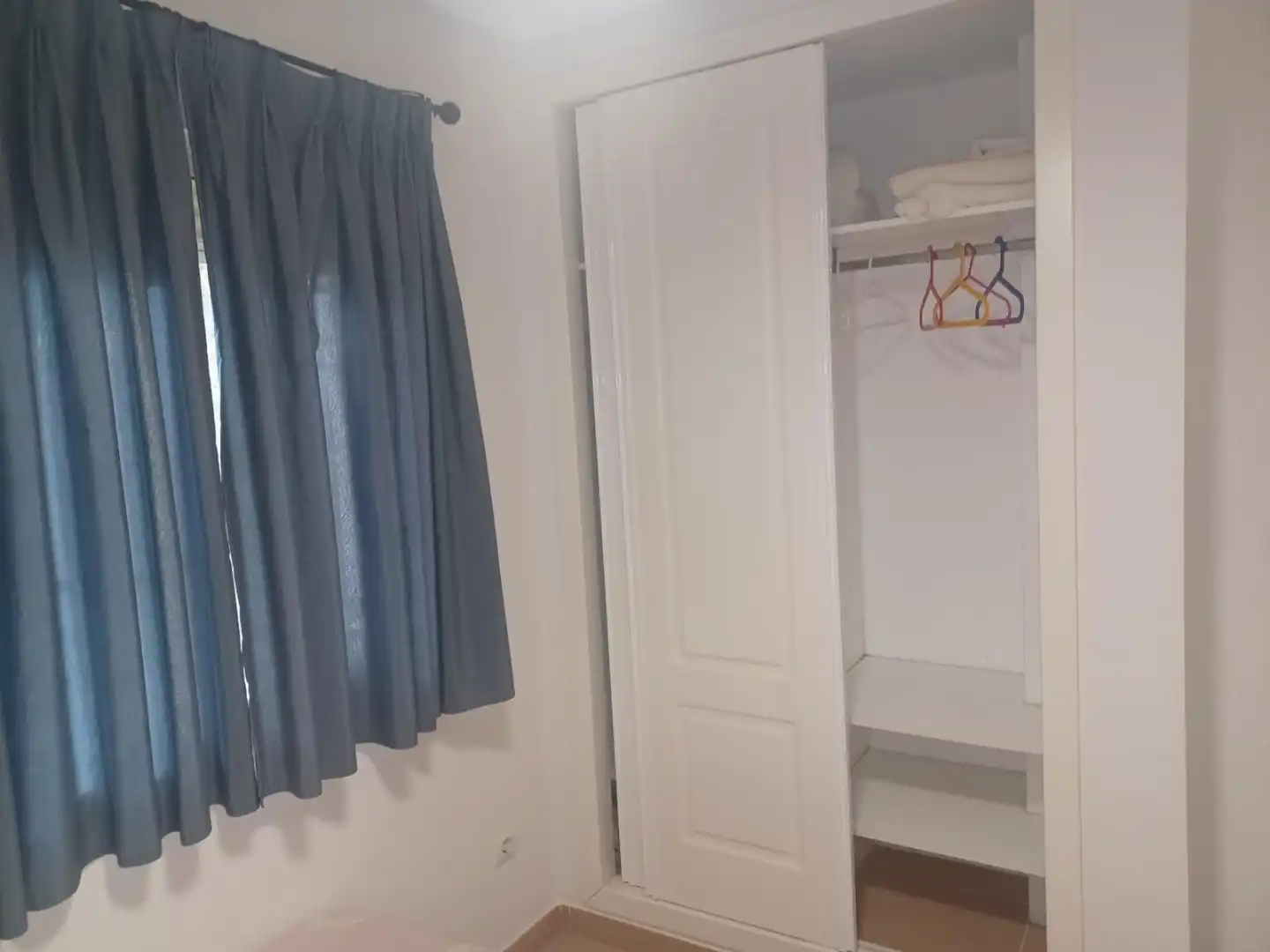 Wohnung zur Miete in Carretera de Les Marines a Dénia, 3, El Palmar - Los Molinos Schlafzimmer von Wohnung zur Miete in Dénia mit Klimaanlage, Terrasse und Schwimmbad
