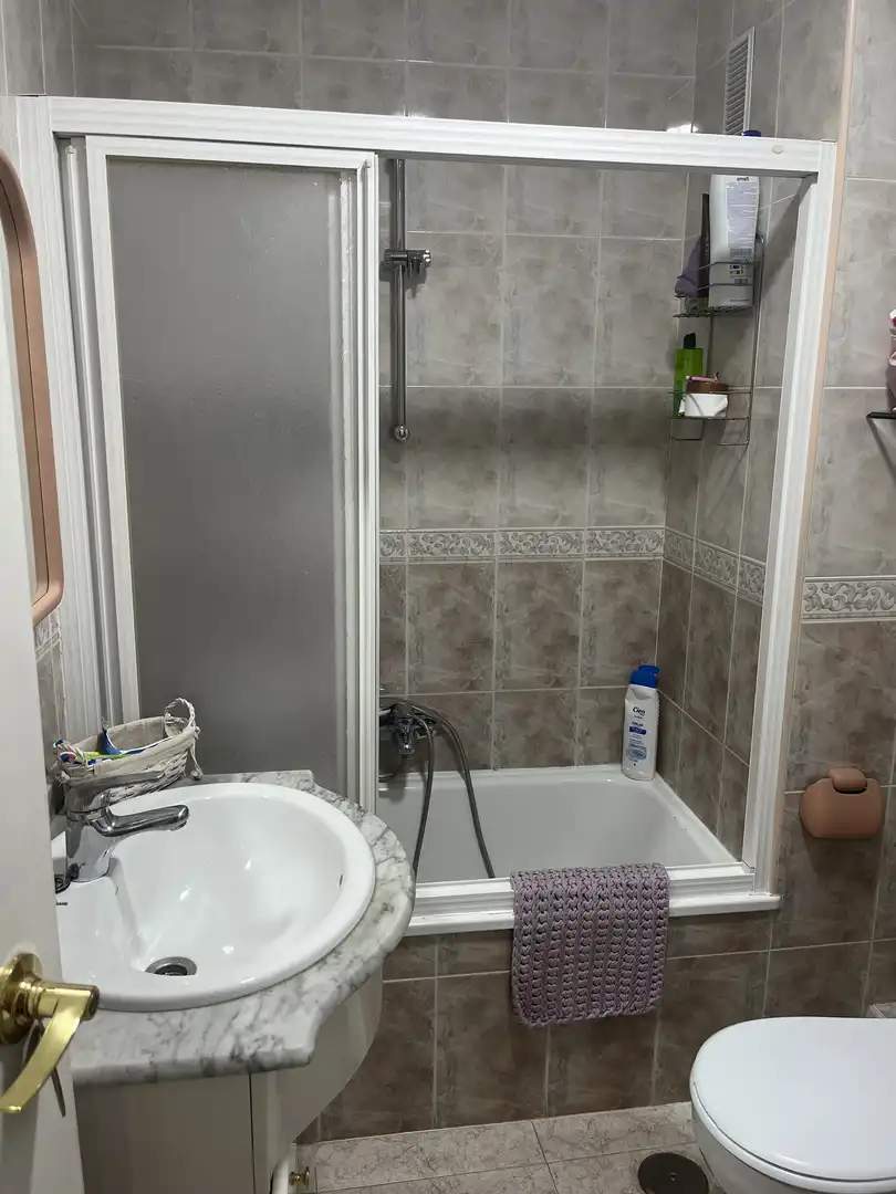 Baño de Piso de alquiler en Torremolinos con Aire acondicionado, Jardín privado y Amueblado