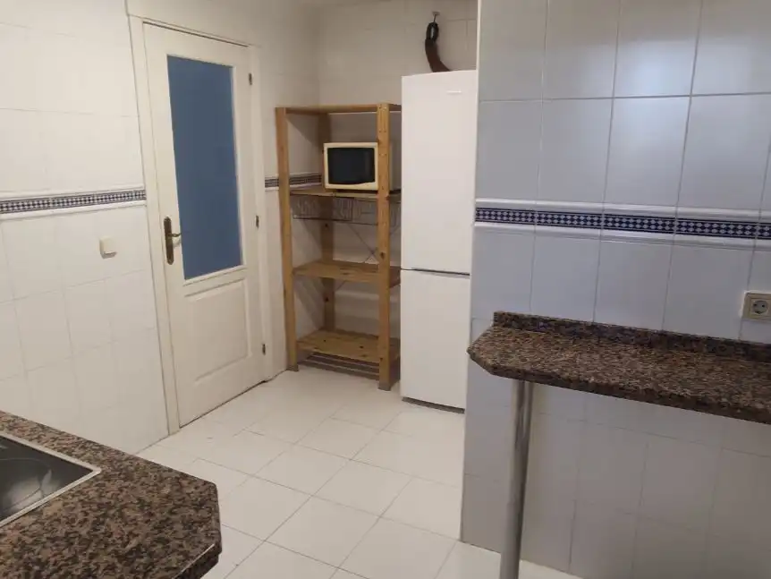 Piso de alquiler en Calle Cueva de Menga, 3, Urbadiez - Entrepuentes Cocina de Piso de alquiler en Sevilla con Aire acondicionado, Terraza y Trastero