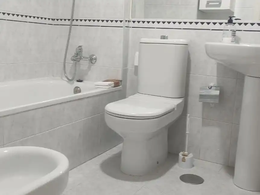 Piso de alquiler en Calle Cueva de Menga, 3, Urbadiez - Entrepuentes Baño de Piso de alquiler en Sevilla con Aire acondicionado, Terraza y Trastero