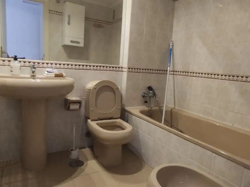 Piso de alquiler en Calle Cueva de Menga, 3, Urbadiez - Entrepuentes Baño de Piso de alquiler en Sevilla con Aire acondicionado, Terraza y Trastero