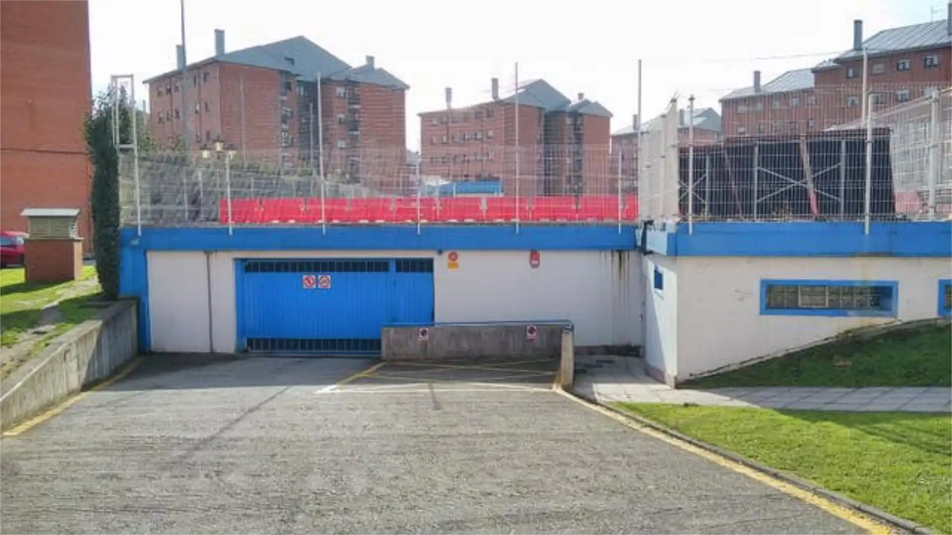 Garage for rent in Corredoría - La Carisa - Prado de La Vega Exterior view of Garage for rent in Oviedo
