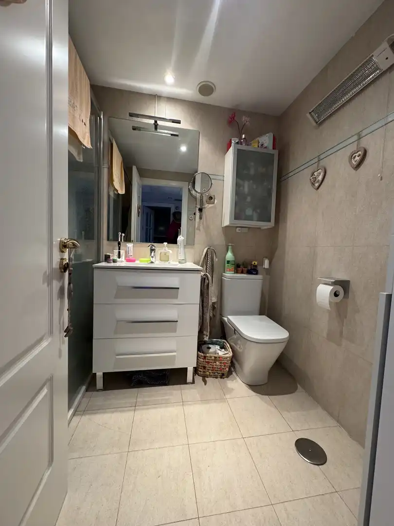 Piso en venta en Calle del Monasterio de Sobrado, 3, Montecarmelo Baño de Piso en venta en Madrid Capital con Aire acondicionado, Terraza y Piscina