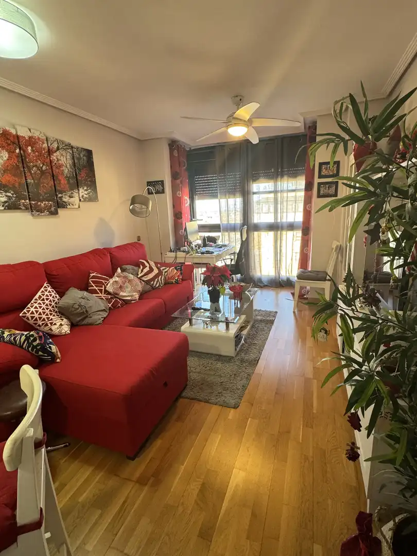 Piso en venta en Calle del Monasterio de Sobrado, 3, Montecarmelo Sala de estar de Piso en venta en Madrid Capital con Aire acondicionado, Terraza y Piscina