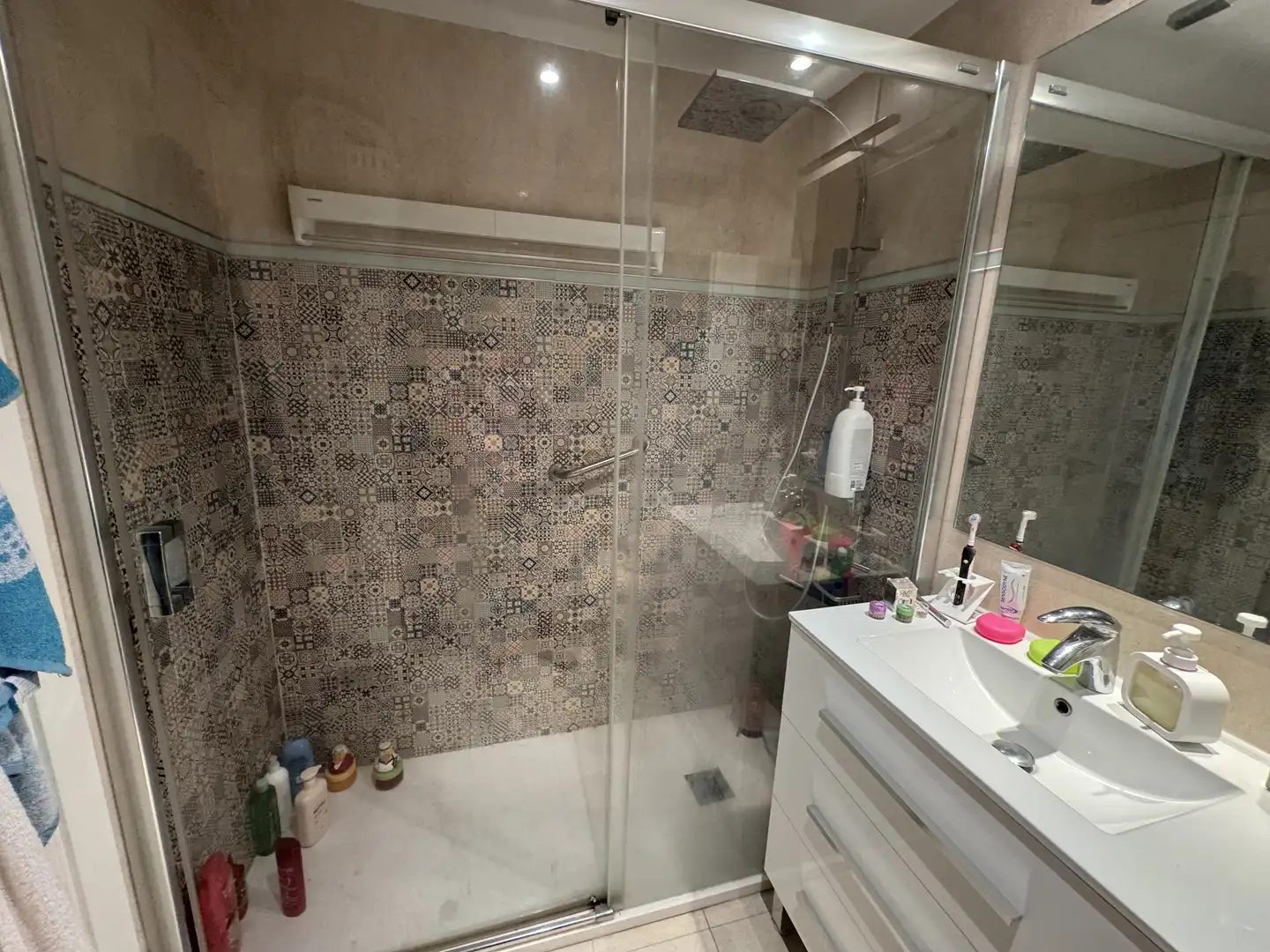Piso en venta en Calle del Monasterio de Sobrado, 3, Montecarmelo Baño de Piso en venta en Madrid Capital con Aire acondicionado, Terraza y Piscina
