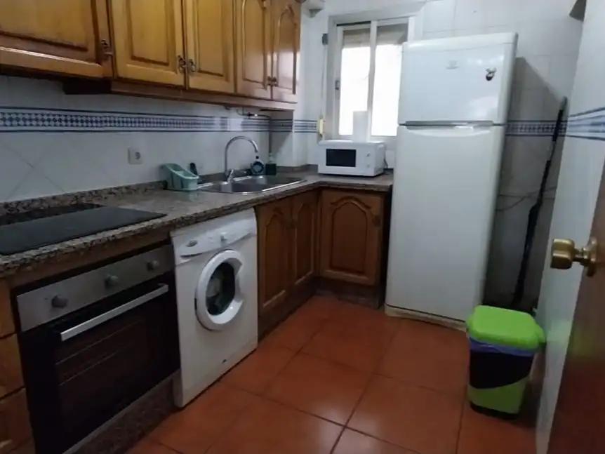 Habitació a Calle López Amo, 4, Santa Rosa - Valdeolleros Cuina de Pis per a compartir en Córdoba amb Aire condicionat, Calefacció i Terrassa