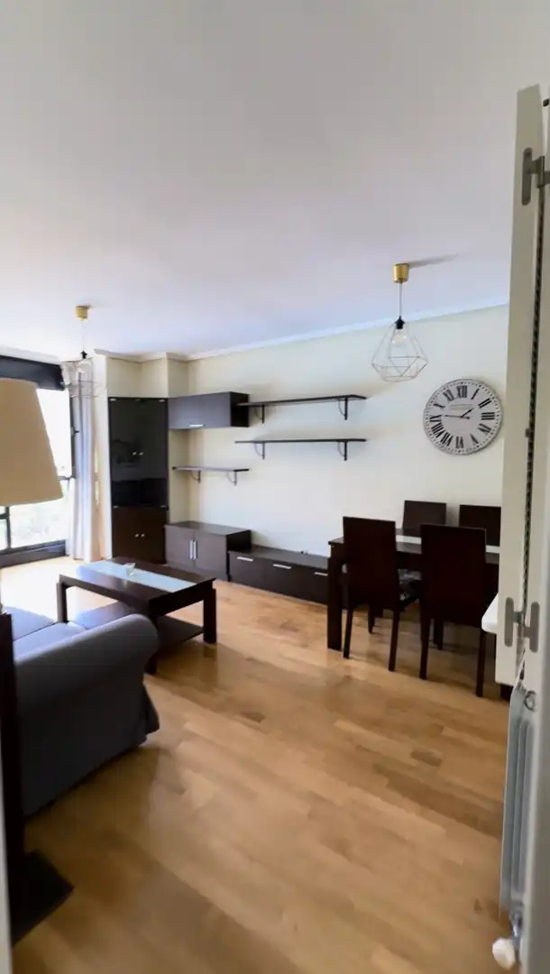 Piso de alquiler en Calle de Capiscol, 8, Las Tablas Sala de estar de Piso de alquiler en Madrid con Aire acondicionado, Calefacción y Jardín privado