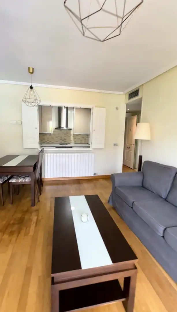 Piso de alquiler en Calle de Capiscol, 8, Las Tablas Sala de estar de Piso de alquiler en Madrid con Aire acondicionado, Calefacción y Jardín privado
