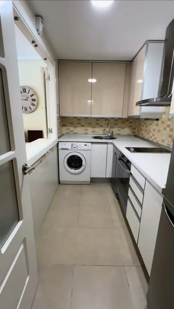 Piso de alquiler en Calle de Capiscol, 8, Las Tablas Cocina de Piso de alquiler en Madrid con Aire acondicionado, Calefacción y Jardín privado