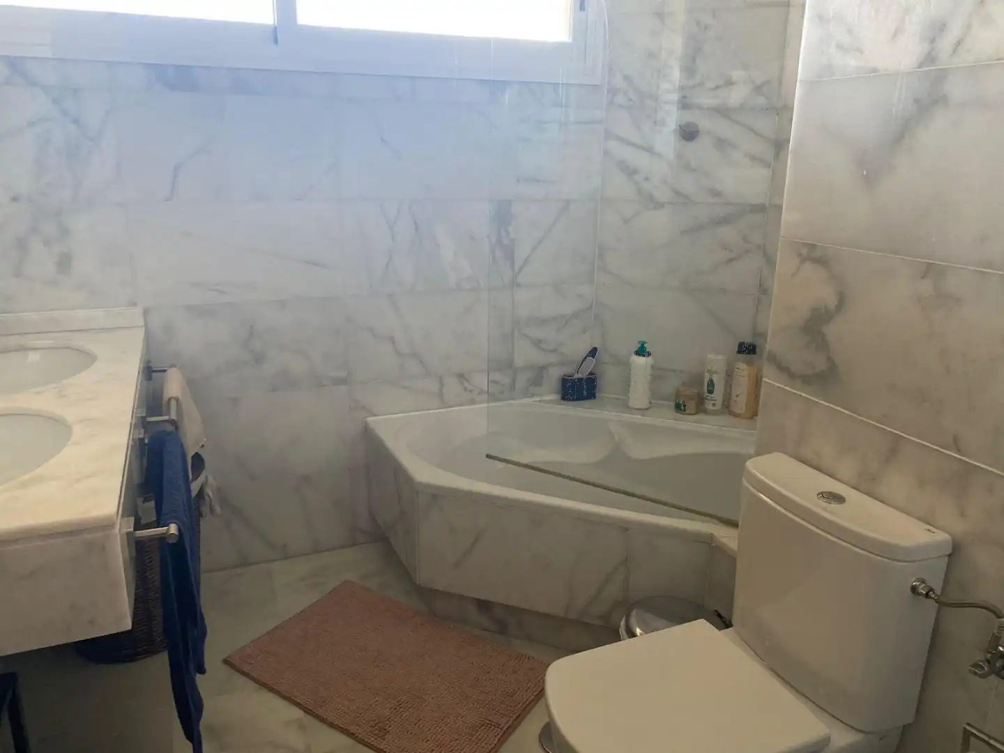 Bany de Casa o xalet de lloguer en Estepona amb Aire condicionat, Terrassa i Piscina