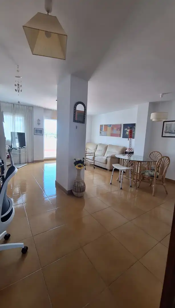 Pis en venda a Urbanización Atlanterra F26, 5, Atlanterra Sala d'estar de Pis en venda en Zahara de los Atunes amb Aire condicionat, Terrassa i Piscina