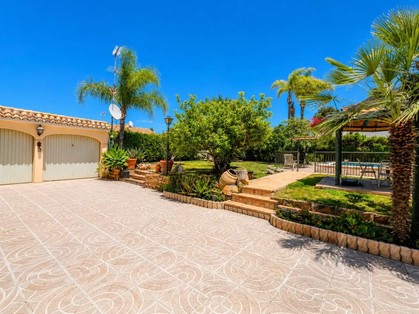 Casa o chalet en venta en Carrer Alzira, 7, El Carme - Sant Agustí - Bonavista Vista exterior de Casa o chalet en venta en L'Eliana con Calefacción, Jardín privado y Terraza