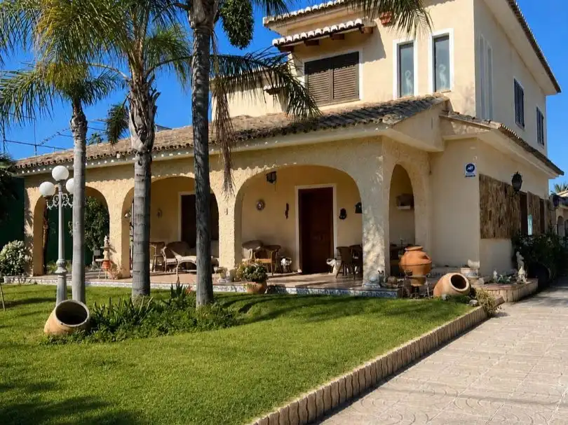 Casa o chalet en venta en Carrer Alzira, 7, El Carme - Sant Agustí - Bonavista Vista exterior de Casa o chalet en venta en L'Eliana con Calefacción, Jardín privado y Terraza
