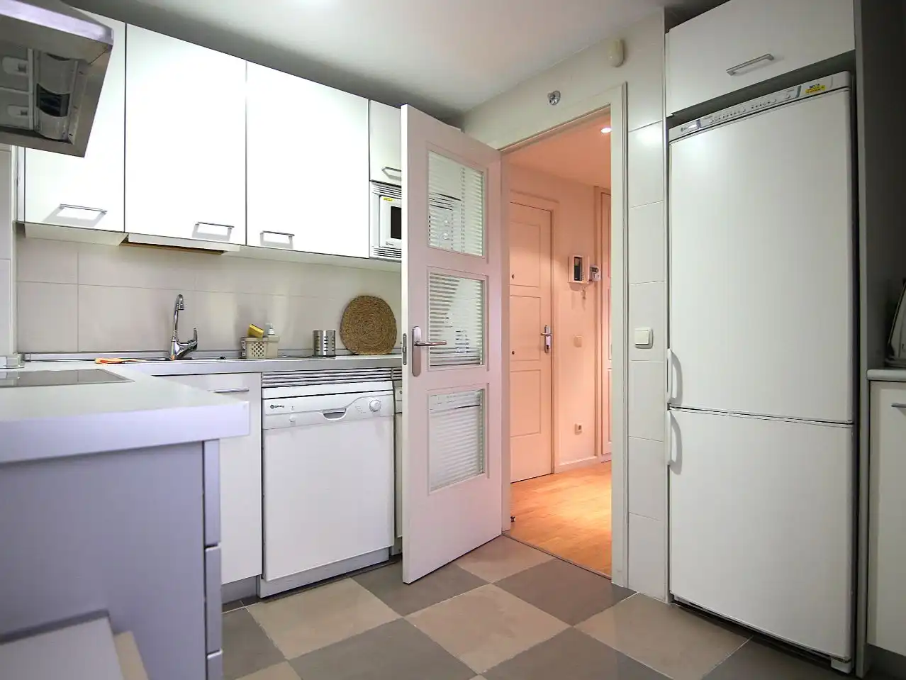 Wohnung zur Miete in Calle de Nanclares de Oca, 26, Rejas Küche von Wohnung zur Miete in Madrid Capital mit Klimaanlage, Schwimmbad und Balkon