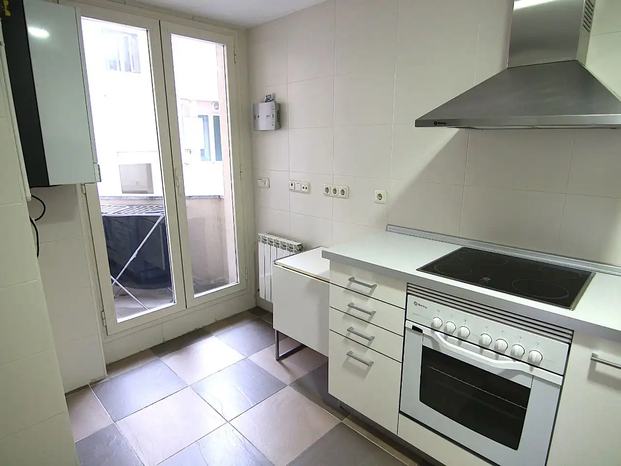 Wohnung zur Miete in Calle de Nanclares de Oca, 26, Rejas Küche von Wohnung zur Miete in Madrid Capital mit Klimaanlage, Schwimmbad und Balkon