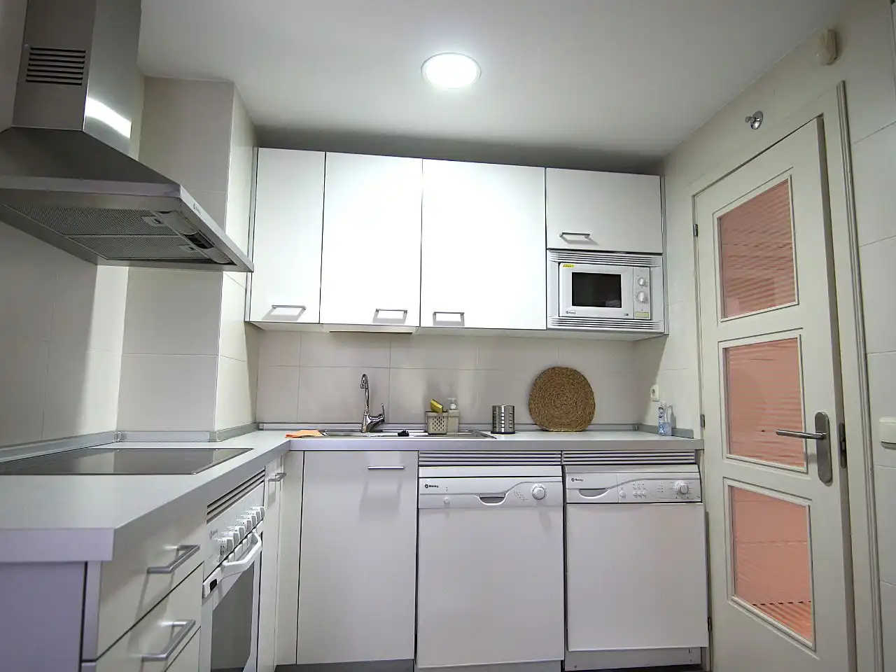 Wohnung zur Miete in Calle de Nanclares de Oca, 26, Rejas Küche von Wohnung zur Miete in Madrid Capital mit Klimaanlage, Schwimmbad und Balkon