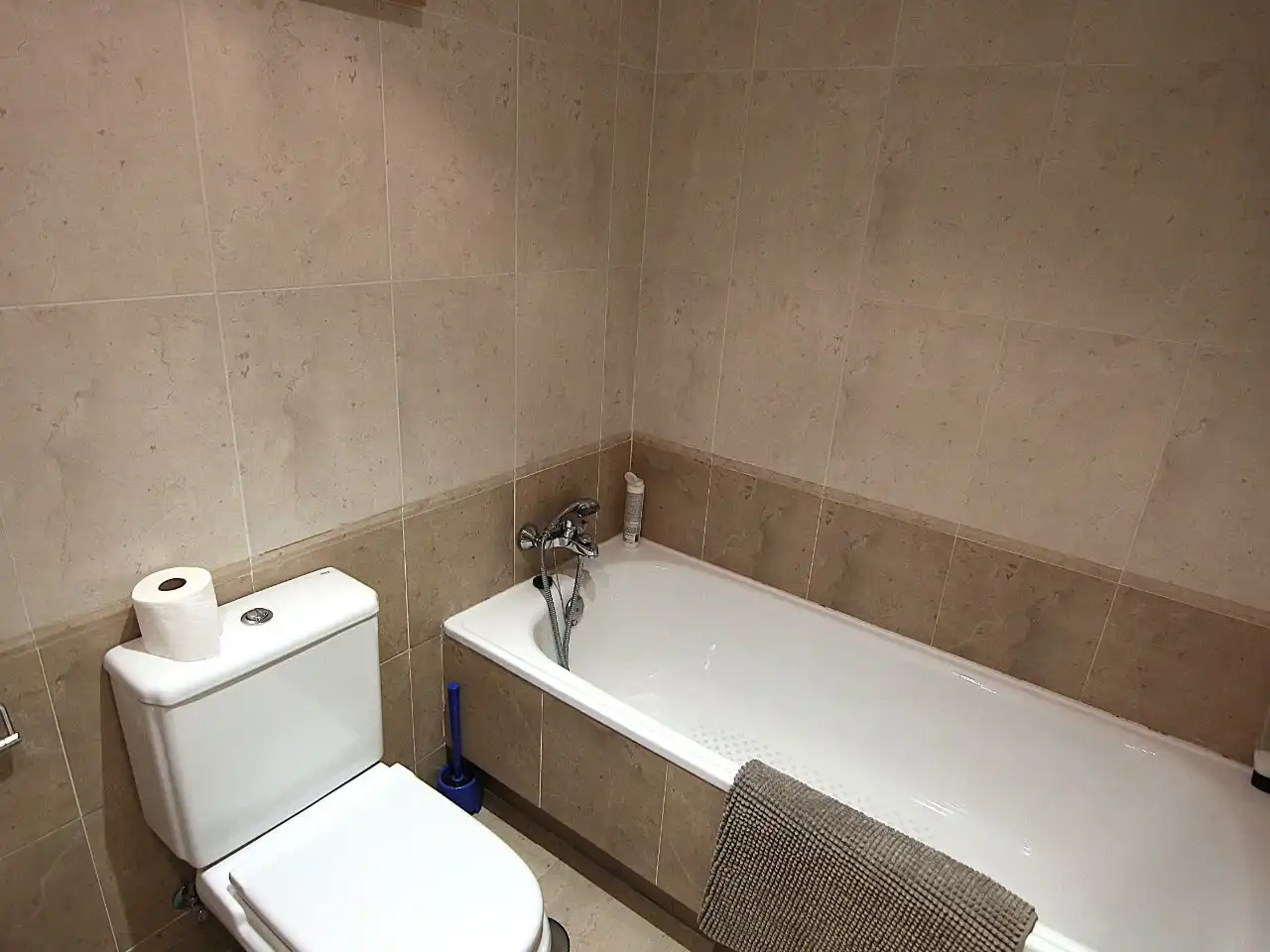 Wohnung zur Miete in Calle de Nanclares de Oca, 26, Rejas Badezimmer von Wohnung zur Miete in Madrid Capital mit Klimaanlage, Schwimmbad und Balkon