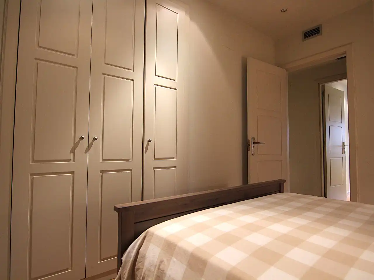 Wohnung zur Miete in Calle de Nanclares de Oca, 26, Rejas Schlafzimmer von Wohnung zur Miete in Madrid Capital mit Klimaanlage, Schwimmbad und Balkon
