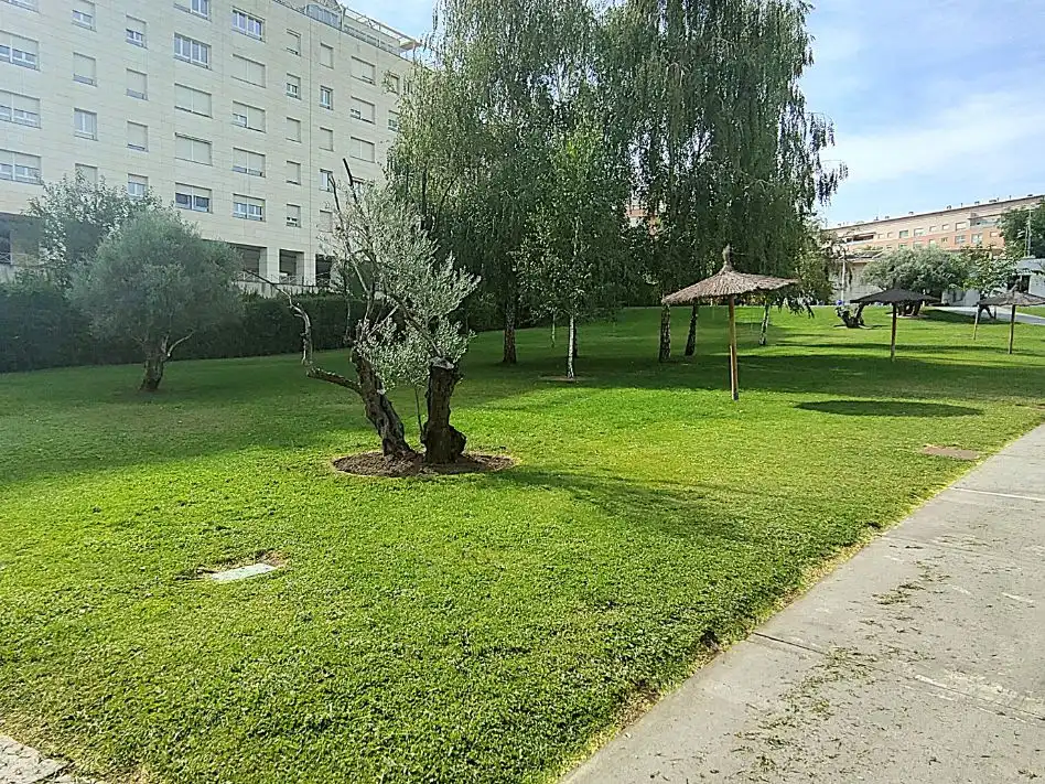 Wohnung zur Miete in Calle de Nanclares de Oca, 26, Rejas Parkplatz von Wohnung zur Miete in Madrid Capital mit Klimaanlage, Schwimmbad und Balkon