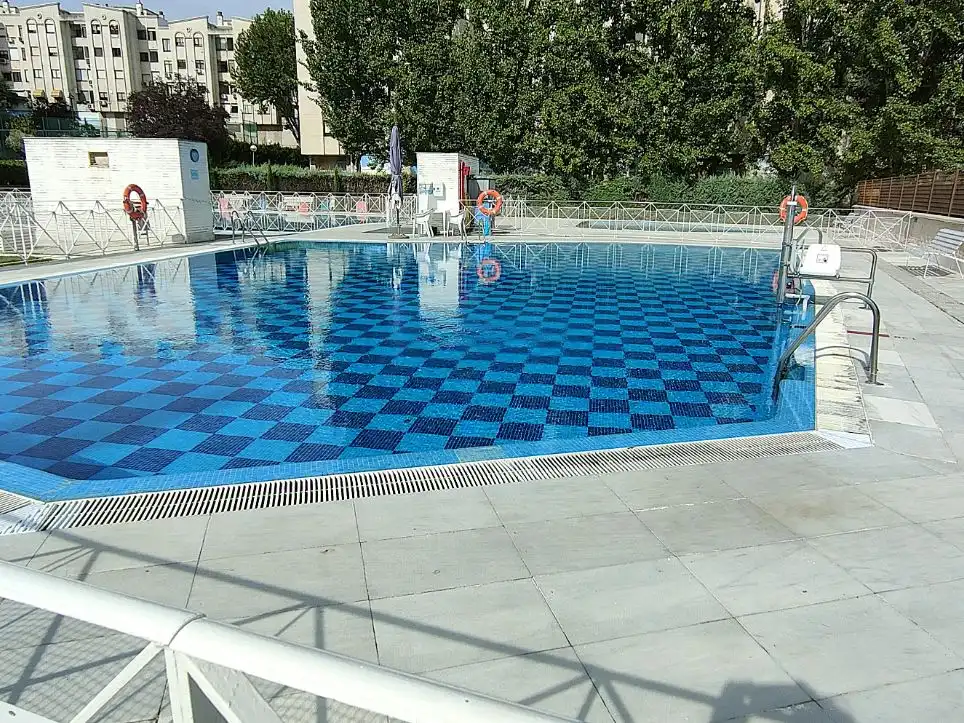 Wohnung zur Miete in Calle de Nanclares de Oca, 26, Rejas Schwimmbecken von Wohnung zur Miete in Madrid Capital mit Klimaanlage, Schwimmbad und Balkon